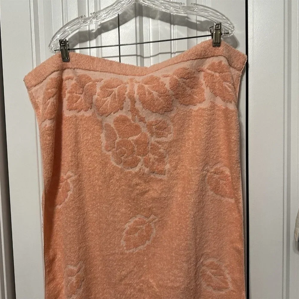 Vintage Cannon Bath Towel Orange sculptured leaf design 70's peach color